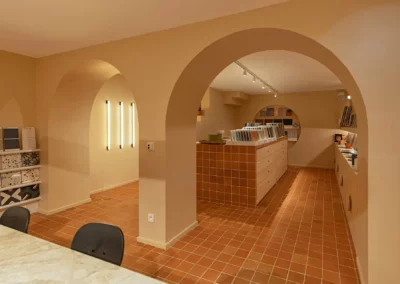 Photo 01 du chantier Boulevard Saint-Germain pour la création de cloisons dans une boutique de carrelage