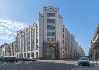 Photo 01 des faux plafonds réalisés rue Washington sur un plateau de 1500 mètres carrés