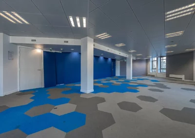 Photo 02 des faux plafonds réalisés rue Washington sur un plateau de 1500 mètres carrés