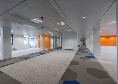 Photo 04 des faux plafonds réalisés rue Washington sur un plateau de 1500 mètres carrés