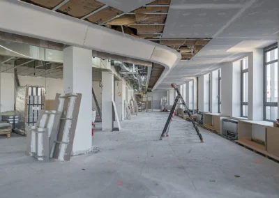 Photo 07 des faux plafonds réalisés rue Washington sur un plateau de 1500 mètres carrés
