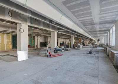 Photo 08 des faux plafonds réalisés rue Washington sur un plateau de 1500 mètres carrés