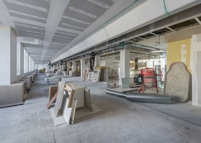 Photo 09 des faux plafonds réalisés rue Washington sur un plateau de 1500 mètres carrés