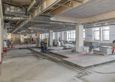 Photo 11 des faux plafonds réalisés rue Washington sur un plateau de 1500 mètres carrés