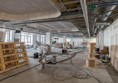 Photo 12 des faux plafonds réalisés rue Washington sur un plateau de 1500 mètres carrés