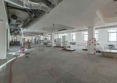 Photo 13 des faux plafonds réalisés rue Washington sur un plateau de 1500 mètres carrés