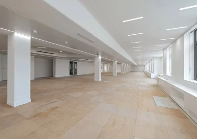 Photo 15 des faux plafonds réalisés rue Washington sur un plateau de 1500 mètres carrés