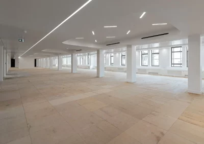 Photo 16 des faux plafonds réalisés rue Washington sur un plateau de 1500 mètres carrés