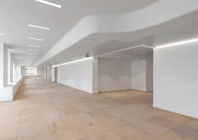 Photo 17 des faux plafonds réalisés rue Washington sur un plateau de 1500 mètres carrés