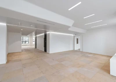 Photo 18 des faux plafonds réalisés rue Washington sur un plateau de 1500 mètres carrés