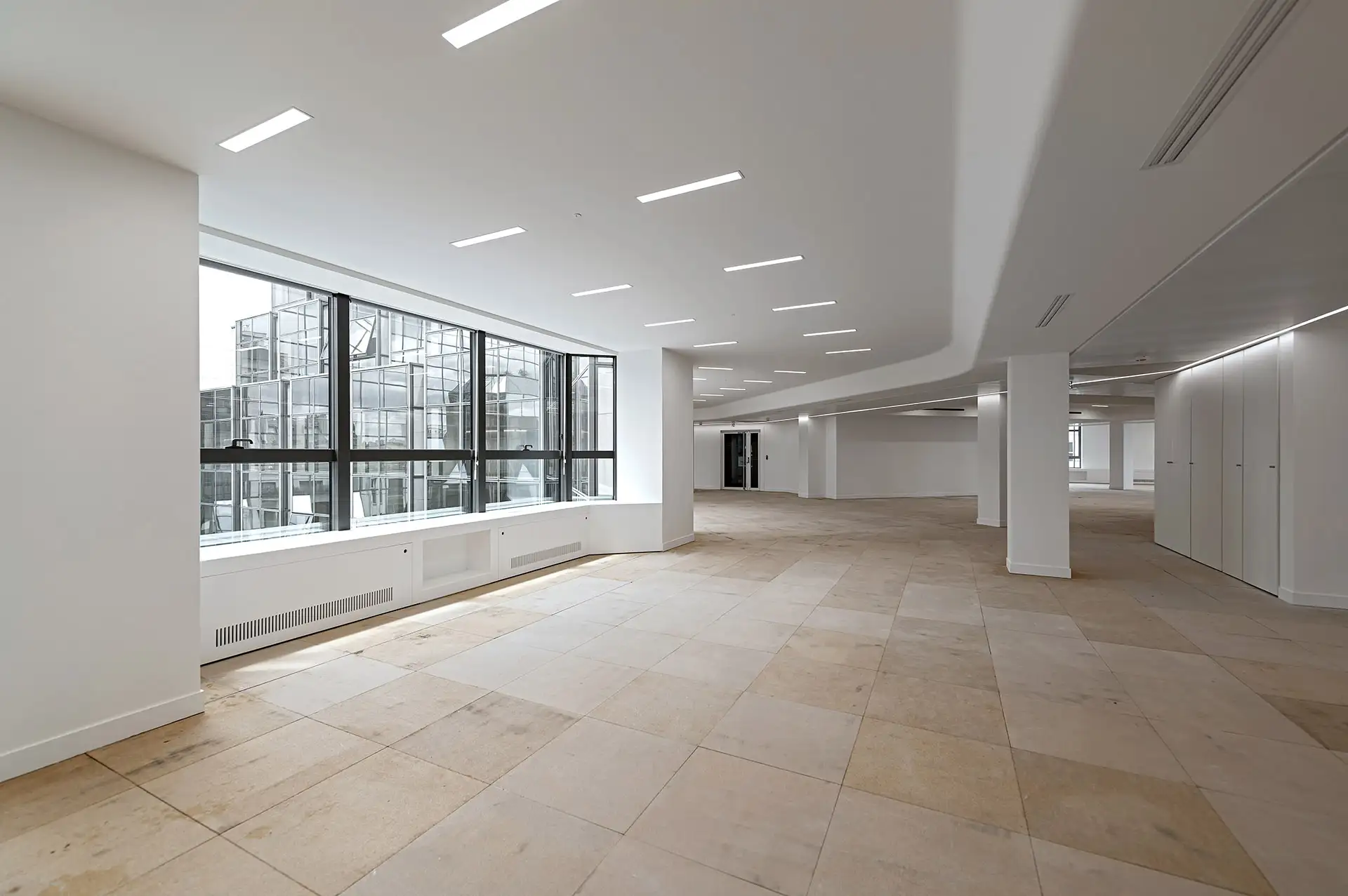 Photo 20 des faux plafonds réalisés rue Washington sur un plateau de 1500 mètres carrés